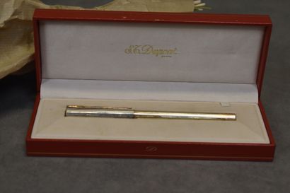 DUPONT. Stylo plume en métal doré et plume...