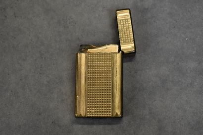 DUPONT. Briquet en métal doré, monogramme...