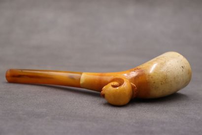 Une pipe en écume de mer avec son écrin....