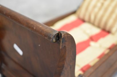 Lit de poupée en bois sculpté avec matelas...