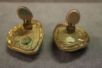 Yves Saint Laurent. Paire de boucles d'oreilles...