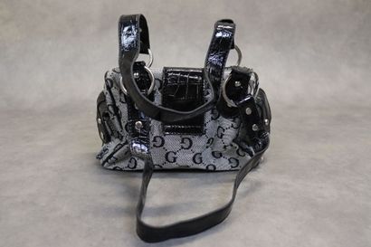 GUESS. Un petit sac à main en toile et cuir....