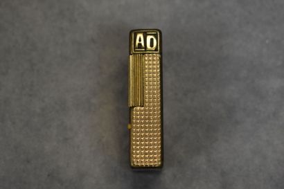 DUPONT. Briquet en métal doré, monogramme...