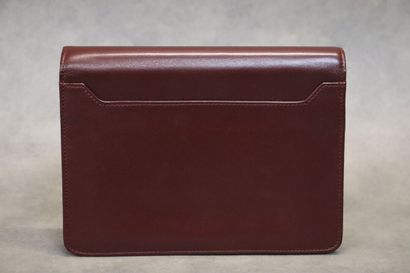 CARTIER. Pochette en cuir bordeaux et métal...