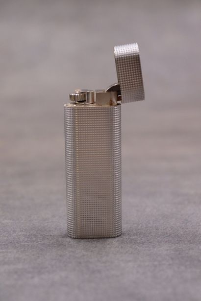 CARTIER. Briquet en métal, signé et numéroté...