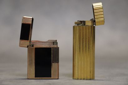 Réunion de deux briquets Cartier et Dupont...