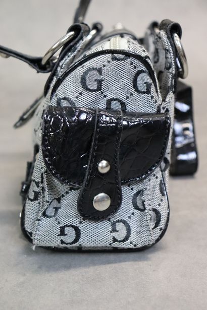 GUESS. Un petit sac à main en toile et cuir....