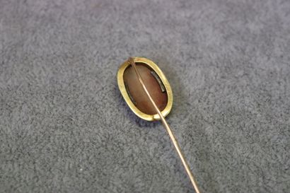 Une épingle à cravate or jaune 750/°° avec...