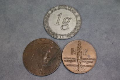 Réunion de deux médailles en bronze et une...