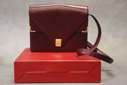 CARTIER. Petit sac bandoulière en cuir grainé...