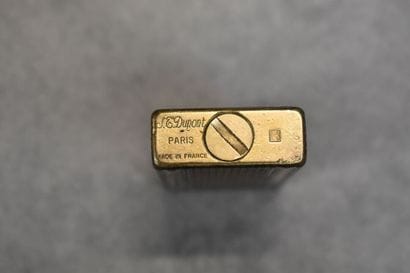 DUPONT. Briquet en métal doré, monogramme...