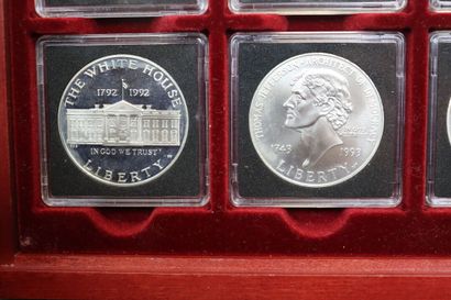Un coffret comprenant 20 pièces de one dollar,...