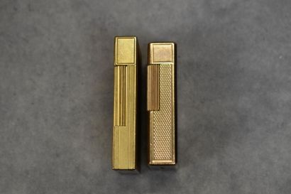 DUPONT. Réunion de deux briquets en métal...