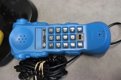 TYCO. Réunion de deux téléphones en plastique...