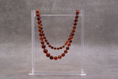 Collier en ambre. Longueur : 82 cm Poids...