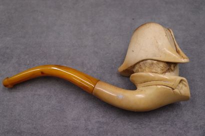 Une pipe en écume de mer avec son écrin (usure)....