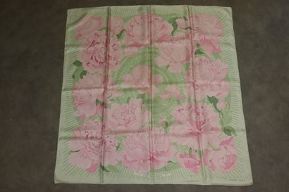 HERMES. Modèle Les pivoines, carré en soie...
