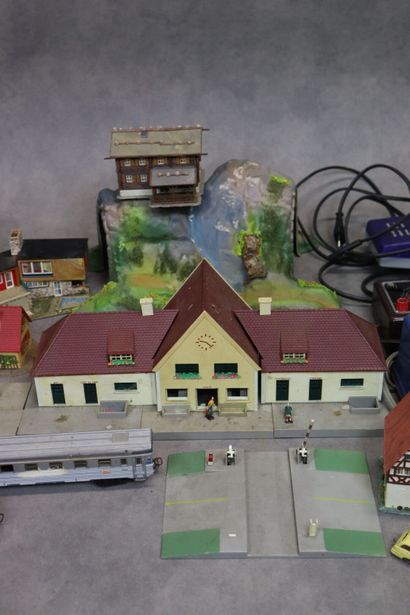 Réunion de quelques petits trains et accessoires....