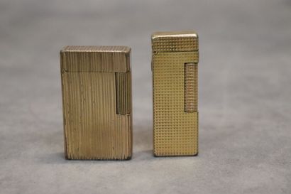 Réunion de deux briquets en métal doré, un...