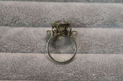 Une bague or gris 585/°° pierre synthèse...