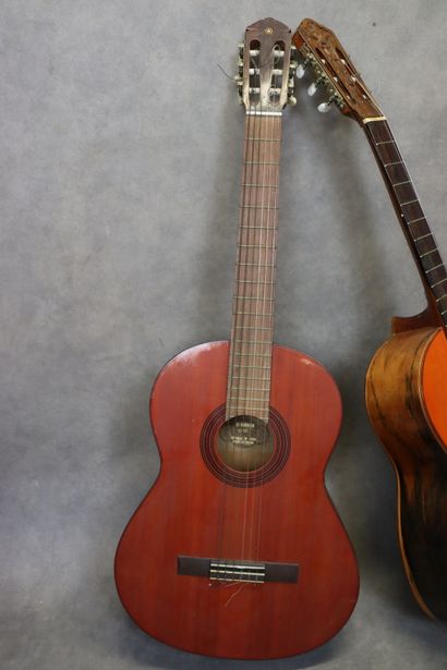 Réunion de deux guitares sèches (une di Giorgio,...