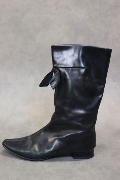 Christian DIOR. Paire de bottes en cuir noir,...