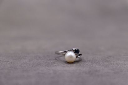 Une bague or gris 585/°° avec un saphir Ø...