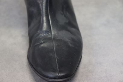 Christian DIOR. Paire de bottes en cuir noir,...