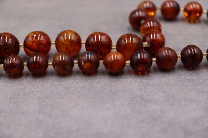 Collier en ambre. Longueur : 82 cm Poids...