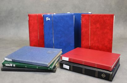 Réunion de 9 albums de timbres tous pays....