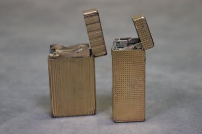 Réunion de deux briquets en métal doré, un...