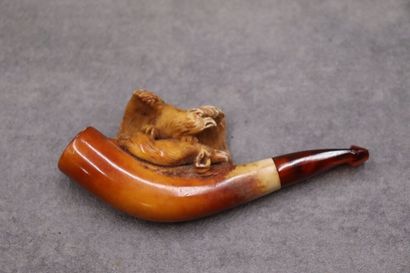 Réunion de deux pipes en écume de mer à décor...