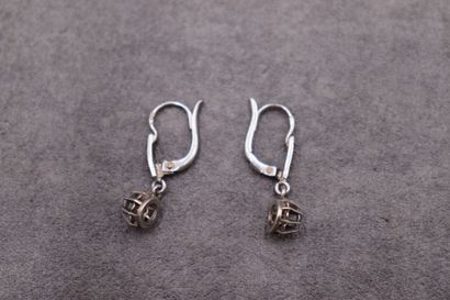 Une paire de boucles d'oreilles brisures...