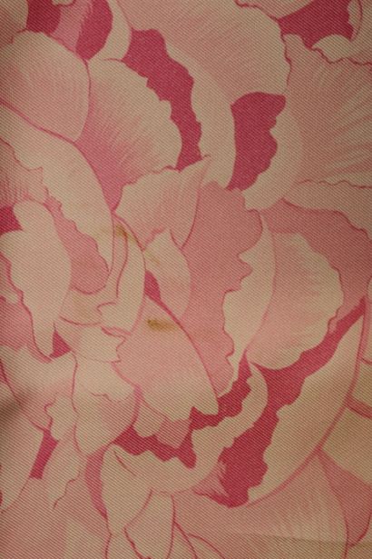 HERMES. Modèle Les pivoines, carré en soie...