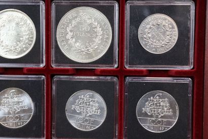 Un coffret comprenant 22 pièces France, francs...