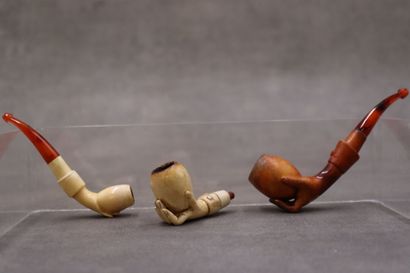 Réunion deux pipes et un foyer, deux en écume...
