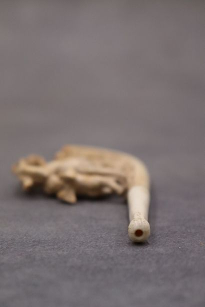 Une pipe en écume de mer représentant cupidon....