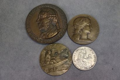 Réunion de trois médailles en bronze et un...
