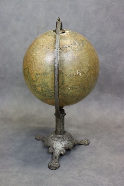J. LEBEQUE et Cie. Map monde sur pied en...