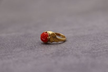 Une bague or jaune 750/°° avec au centre...