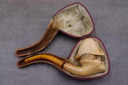 Une pipe en écume de mer avec son écrin (usure)....