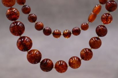 Collier en ambre. Longueur : 82 cm Poids...