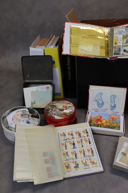 Réunion de divers albums de timbres étrangers,...