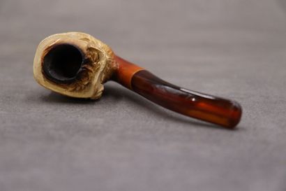 Réunion de deux pipes en écume de mer représentant...