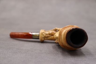 Une pipe en écume de mer à décor de personnage....