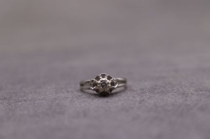 Une bague or gris 750/°°solitaire diamant...