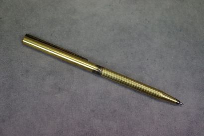 DUPONT. Stylo bille en argent plaqué or....