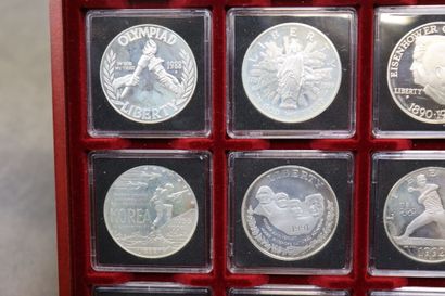Un coffret comprenant 20 pièces de one dollar,...
