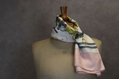HERMES. Modèle Brides de gala. Carré en soie...