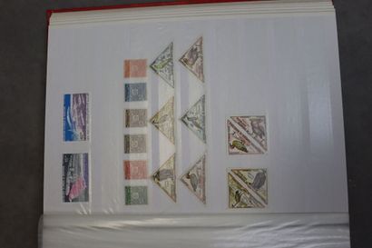 Un classeur de 64 pages comprenant des timbres...